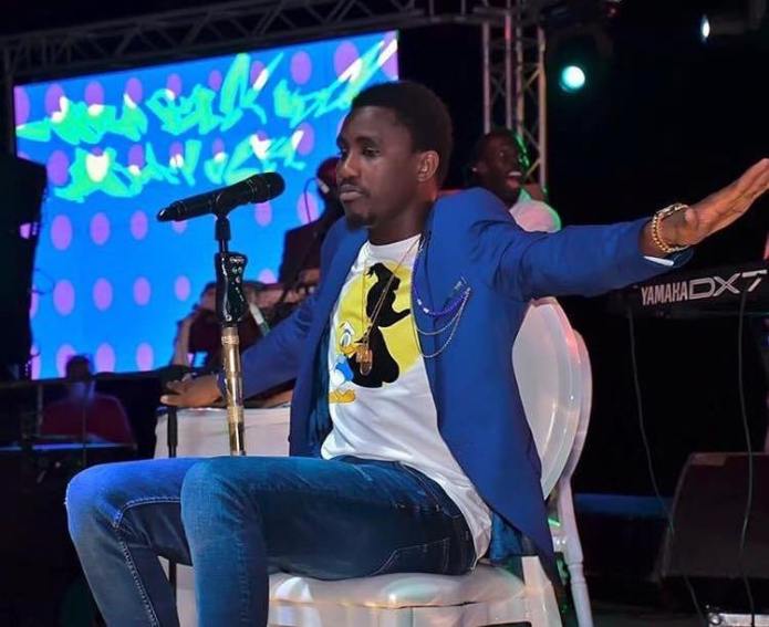 05Photos Après la polémique sur son t shirt LGBT Wally Seck