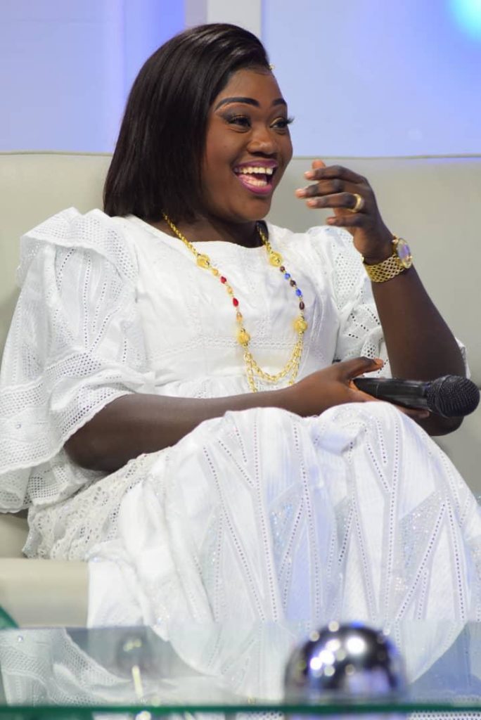 (05 Photos) Thioro Mbar Ndiaye: La Journaliste et Présentatrice au sourire ravageur