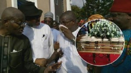 (06 Photos)-Incroyable : un riche homme d’affaires enterre son père avec un cercueil en or