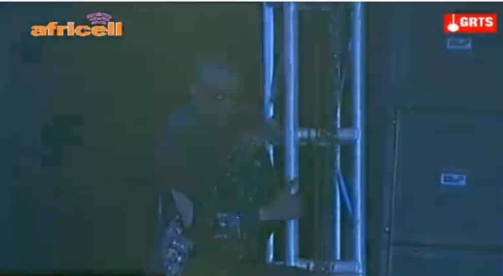 (Vidéo) Exclusivité - Concert en Gambie : Du jamais vu Youssou Ndour excité, grimpe sur un poteau !
