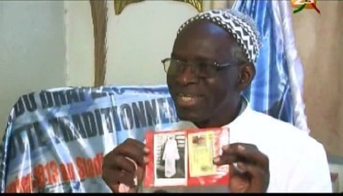 Vidéo: Décès du Khalif général des mourides, Abbé Jacques Seck récite un verset du Saint Coran sur demande de Mamoudou Ibra Kane