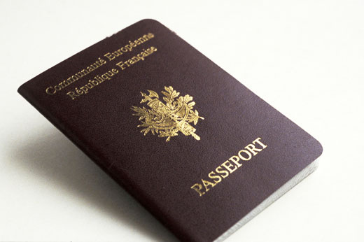Rebeuss : Macky délivre le passeport diplomatique N°15DD03089 à Karim
