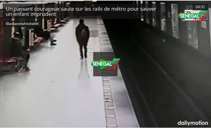Vidéo: Un passant courageux saute sur les rails de métro pour sauver un enfant imprudent