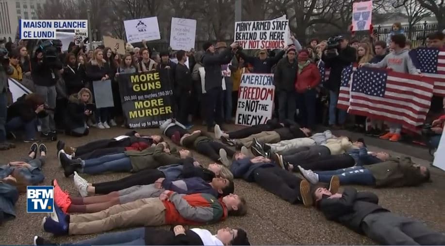 Vidéo: Des lycéens s'allongent devant la Maison-Blanche pour exiger un...