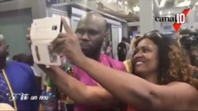 Vidéo : Kémi Séba accueilli en « Roi » en Guadeloupe