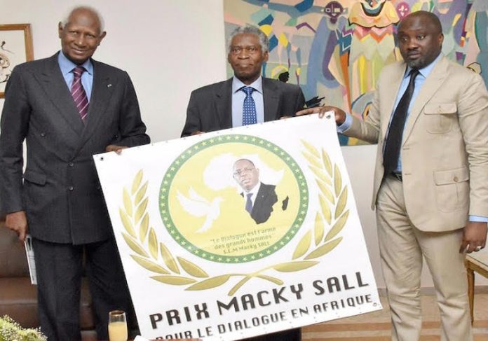 Distinction : Le « Prix Macky SALL 2017 » décerné au Roi des Mossis du Burkina Faso