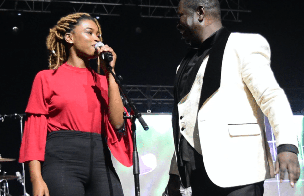 Vidéo - Zénith de Viviane: Salam Diallo fait chanter sa fille sur scène