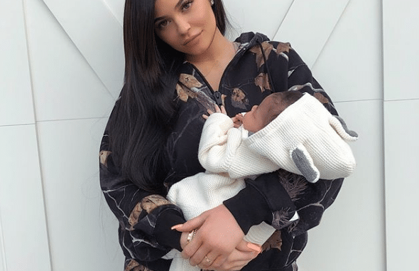 (3 Photos): Kylie Jenner nous montre enfin le visage de sa fille !