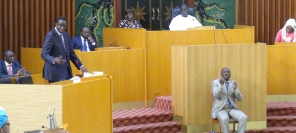 La nationalité de Amadou Bà fait débat à l’hémicycle