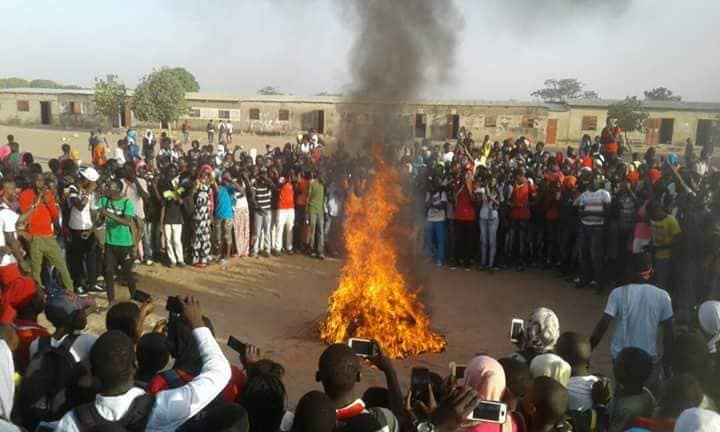 Karang: Les élèves brûlent leurs blouses devant l'administration