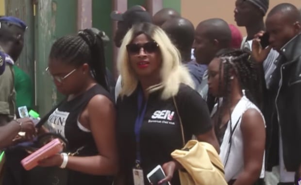 ( Vidéo ) Combat Balla vs Gris: La danseuse Ndeye Gueye crée l'attraction avec son T-shirt
