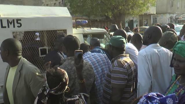 Le commissaire des HLM interdit à Bougane Gueye ses visites de proximité et menace de balancer des grenades à ses partisans