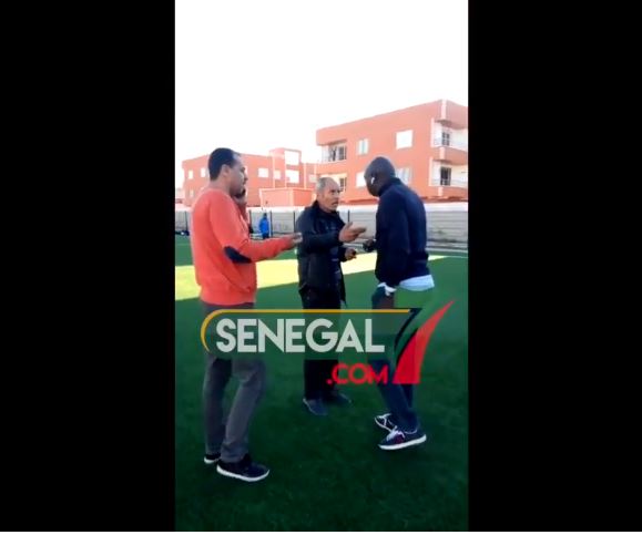Vidéo - Coupe CAF: Des dirigeants Marocains perturbent la séance d'entrainement des académiciens génération foot...Regardez!!!