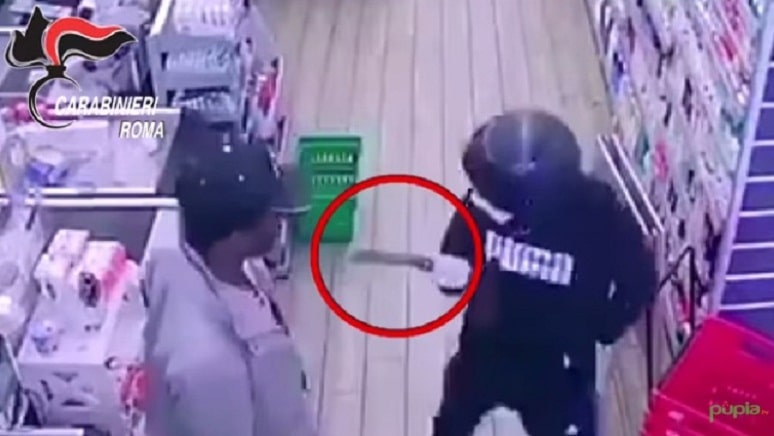 (Vidéo) Italie: Un migrant nigérian arrête un voleur armé dans un supermarché
