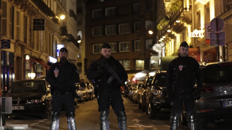Le groupe État islamique revendique l'attaque au couteau meurtrière à Paris