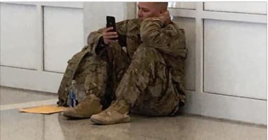 Coincé à l'aéroport, un soldat assiste à la naissance de sa fille en pleurant