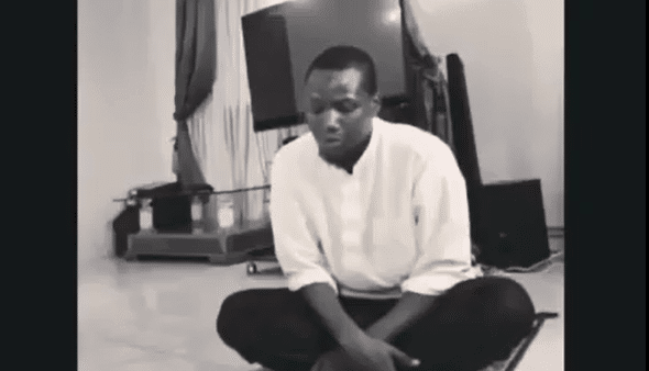 Vidéo: Le rappeur Omzo Dollar récite un verset du coran avec une voix extra....Machallah!