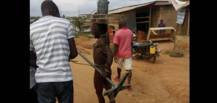 Nigeria: un homme battu et déshabillé pour avoir volé un ventilateur dans une église(PHOTOS)