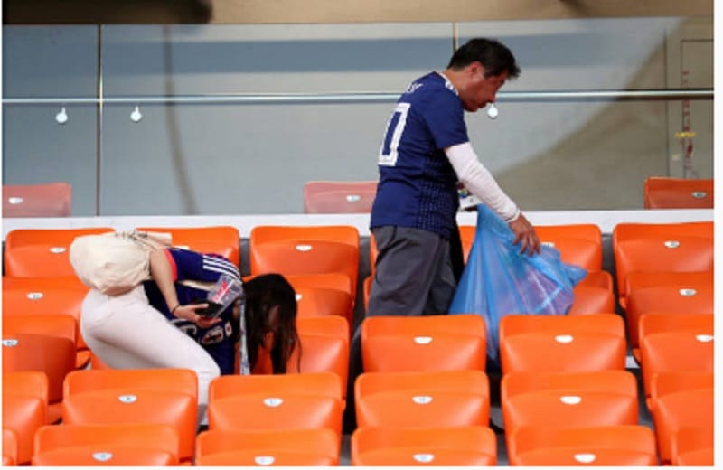 (05 Photos): Les supporters Sénégalais inspirent les Japonais, ils ramassent les ordures après le match
