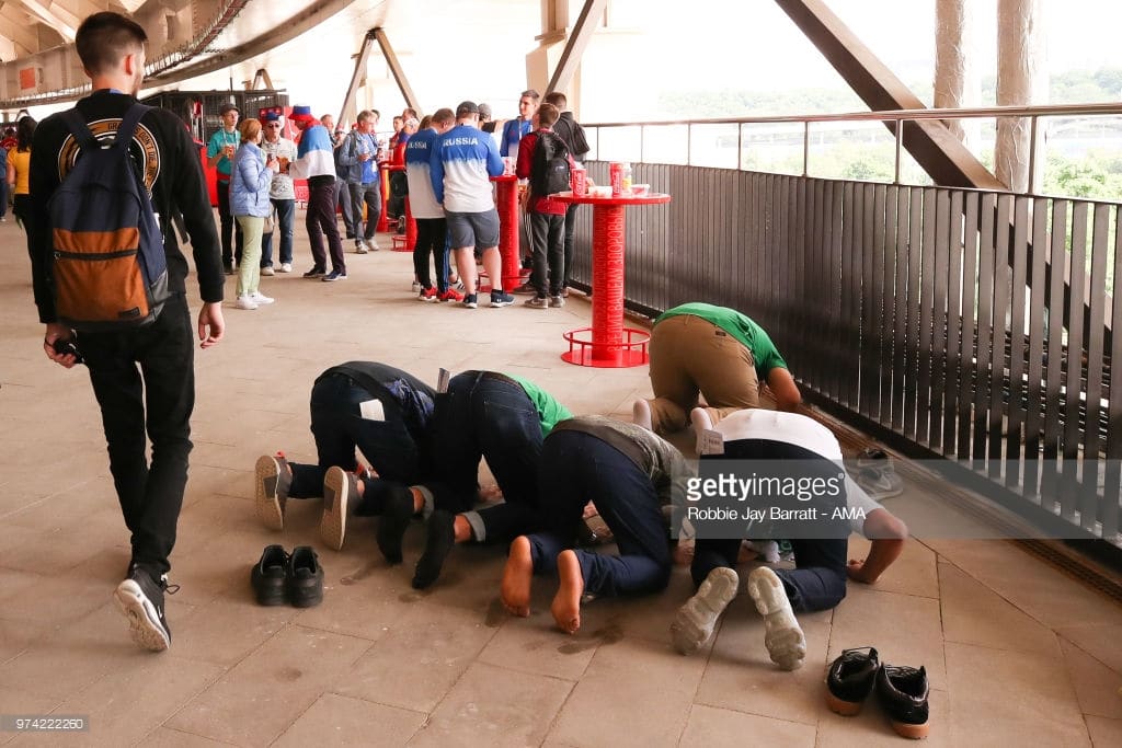 (15 Photos) Mondial 2018 - Russie Vs Arabie Saoudite, quand les supporters font la prière au stade