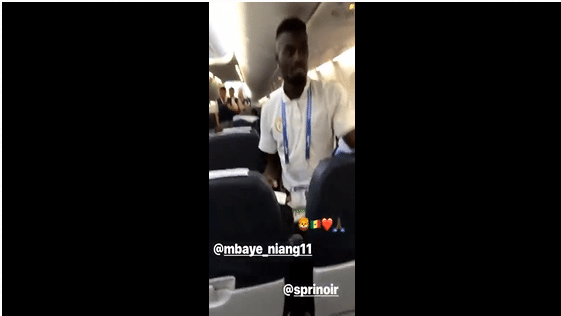 (Vidéo) Mbaye Niang, homme du match, s’éclate dans l’avion
