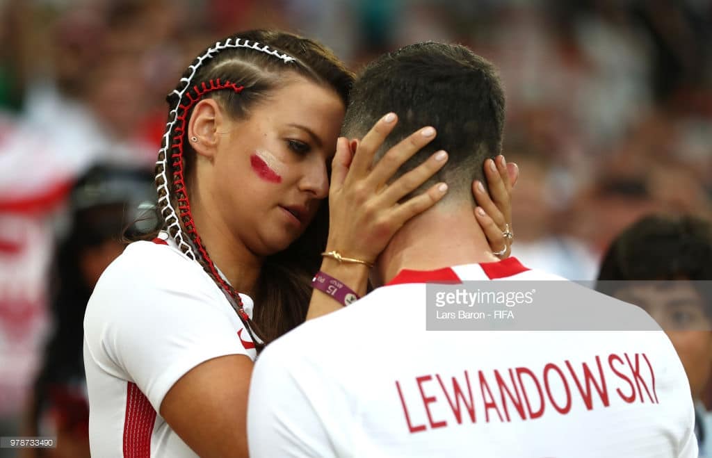( 19 Photos ) Défaite face au Sénégal: Lewandowski est consolé par sa petite amie, Anna Stachurska…