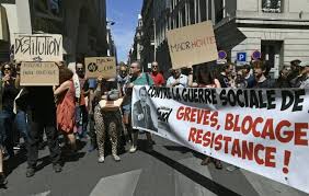 France - Affaire Benella : Des dizaines de manifestants se rassemblent près du QG de la république en marche