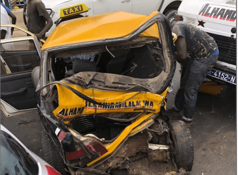 04 Photos – Foire : un taxi réduit en miettes par un car “Ndiaga Ndiaye”