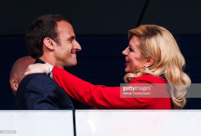 (31 Photos) Finale France Vs Croatie: Emmanuel Macron consolant la présidente croate