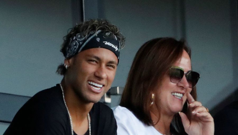 Foot: La mère de Neymar vole au secours de son fils