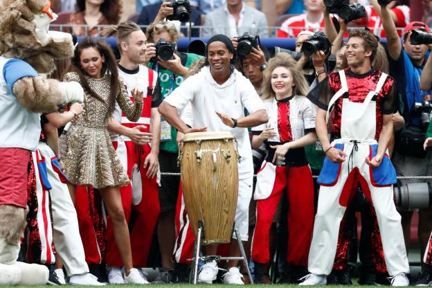 (05 Photos) France vs Croatie: Ronaldinho joue du tam-tam durant lé cérémonie . !