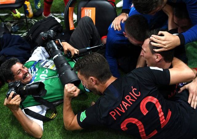 (Vidéo + Photos) - Insolite: Un photographe écrasé par les joueurs Croate après le but de Mandzukic