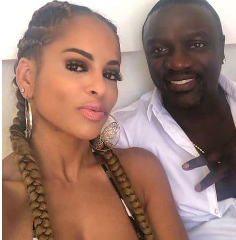 (06 Photos): Akon accompagné d'une très jolie nymphe