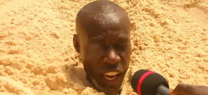 (Vidéo) - Il l’enterre vivant au bord de la plage pour le guérir