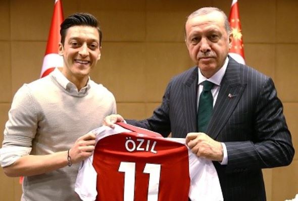 Erdogan vole au secours de Mesut Ozil "Il a marqué le plus beau but contre le virus du fascisme"