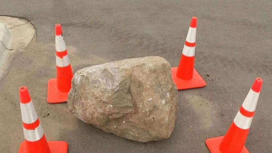 (Vidéo) : Un rocher de 350 kg tombe d'un camion et tue une mère et sa fille sur le coup