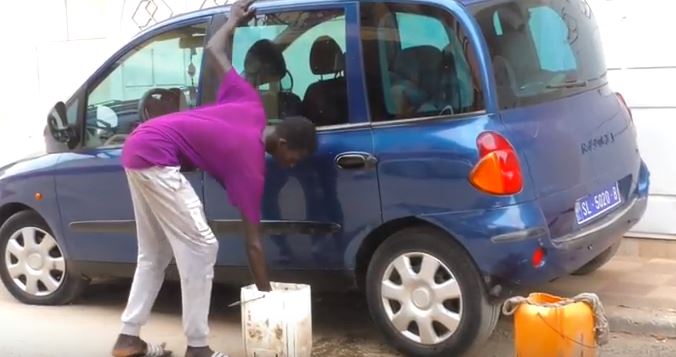 Vidéo - Bac: Un jeune lycéen et laveur de voitures devient 3e du centre…