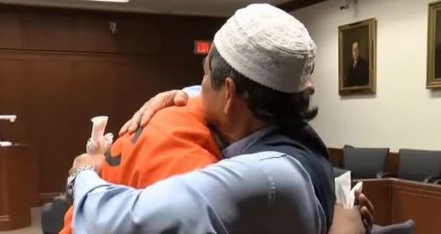 (Vidéo) Face au meurtrier de son fils, un père musulman choisit le pardon. La juge émue, suspend l’audience