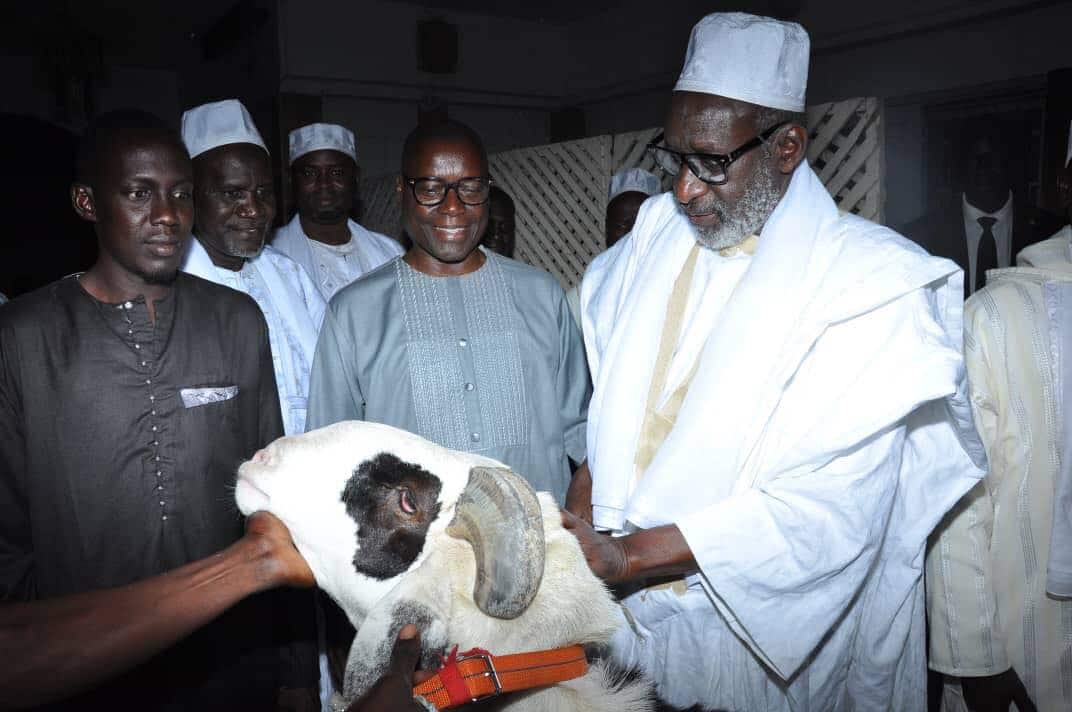 (05 Photos) - Tabaski: Atépa Goudiaby offre un mouton au Khalif Général de la famille Omarienne