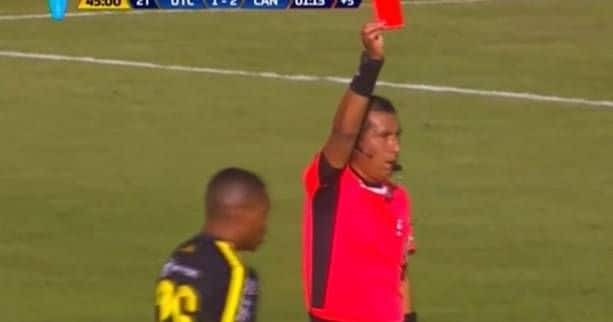 Vidéo – Pérou : Un arbitre expulse 4 joueurs en fin de match