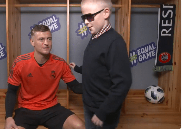 VIDEO - Aron, un jeune garçon aveugle rencontre Toni Kroos pour la première fois