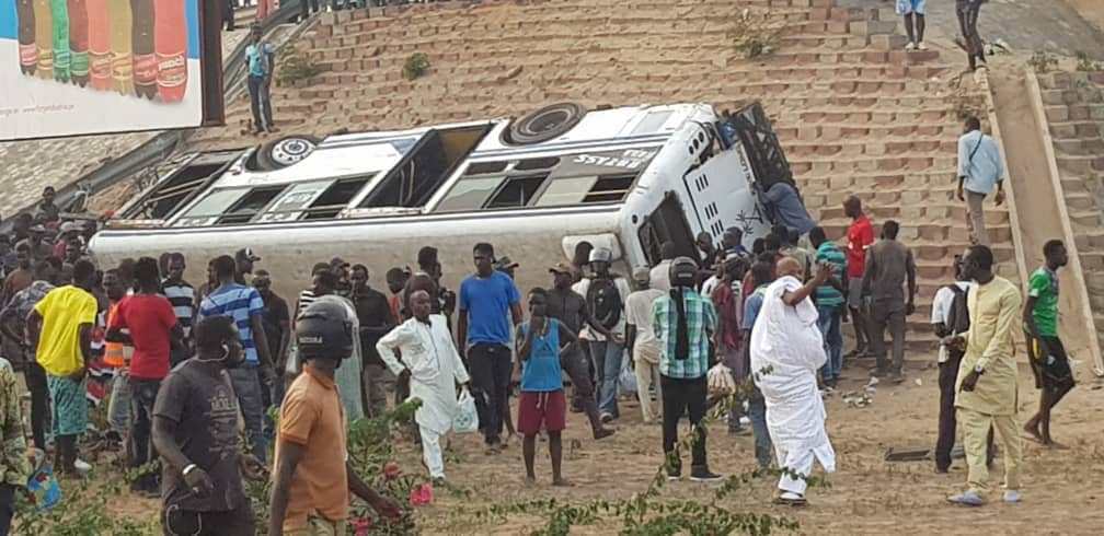 Urgent - Un bus Tata se renverse sur l'autoroute
