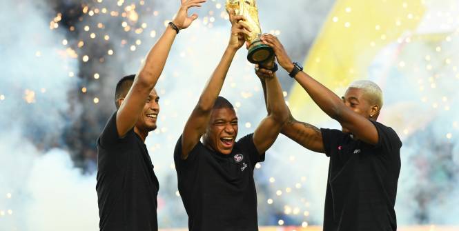 Les champions du monde parisiens ont présenté la Coupe au Parc des Princes