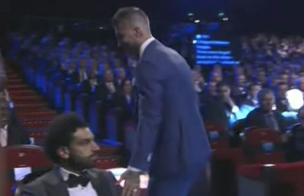 (Vidéo) Ramos tape encore sur l'épaule de Salah au tirage au sort de la Ligue des champions