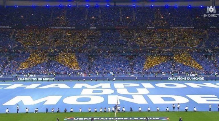 Arrêt sur image: Le tifo magnifique des Bleus pour leur premier match à domicile au Stade de France