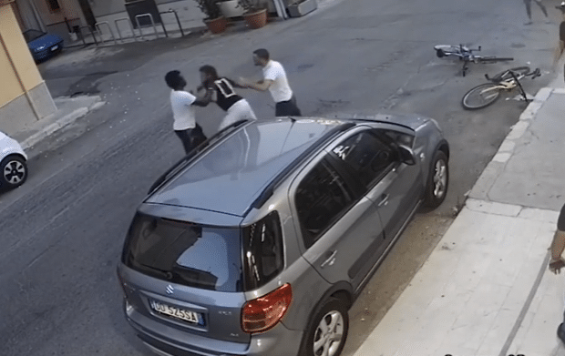 (Vidéo) Xénophobie : Regardez l’ignoble agression d’un jeune Sénégalais par des Italiens à Palerme