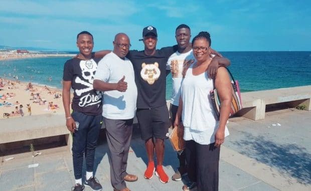Diao Baldé Keita en toute complicité avec ses parents … (05 Photos)