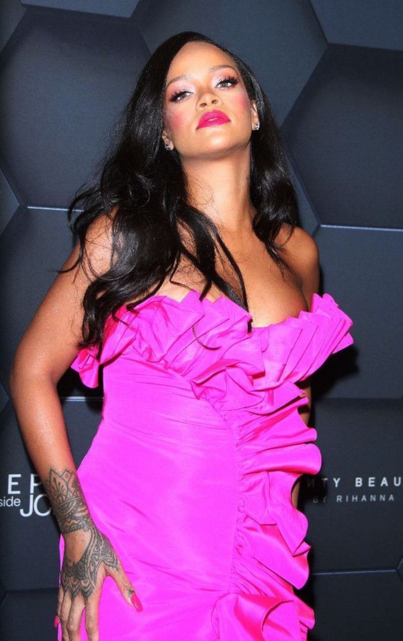 05 photos - Avec cette robe, Rihanna n'a pas fait dans la dentelle