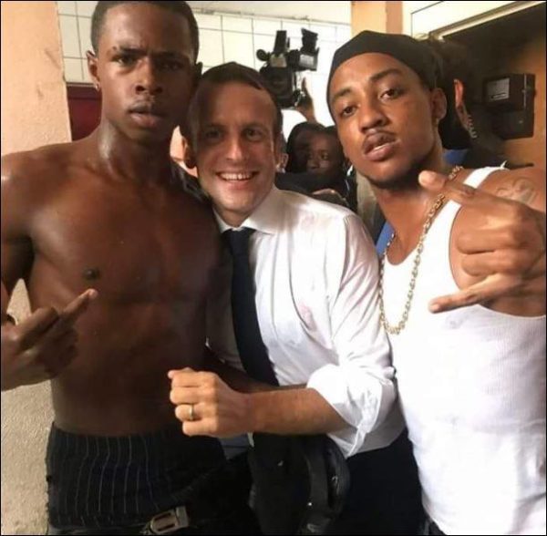 Une photo de Macron avec un jeune qui fait un doigt d’honneur agite les réseaux sociaux