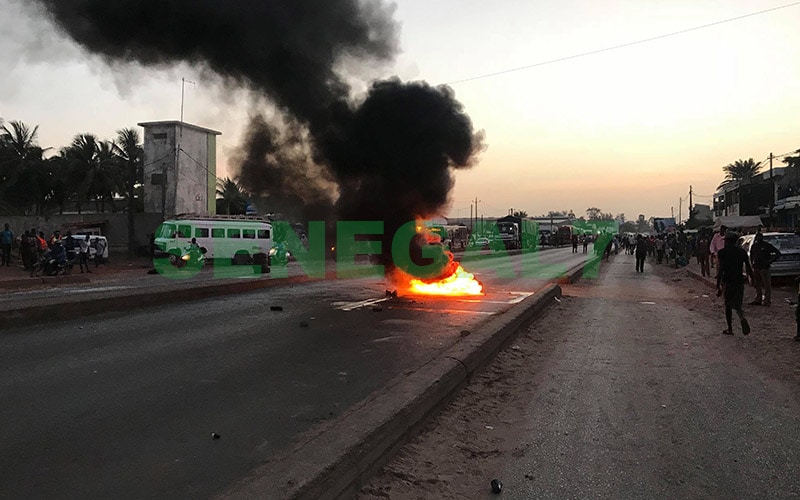 Urgent - A Diamaguène, des manifestants bloquent la route et mettent le feu (vidéo)